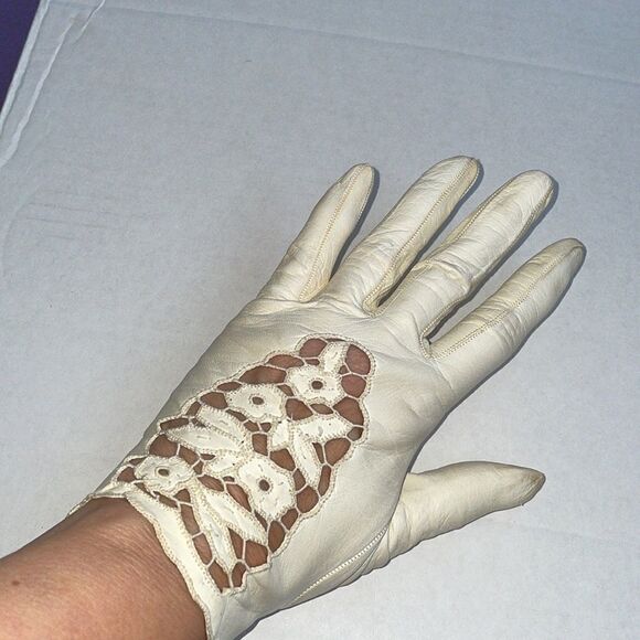 Vtg cream colored leather gloves with lace detail - Picture 6 of 8